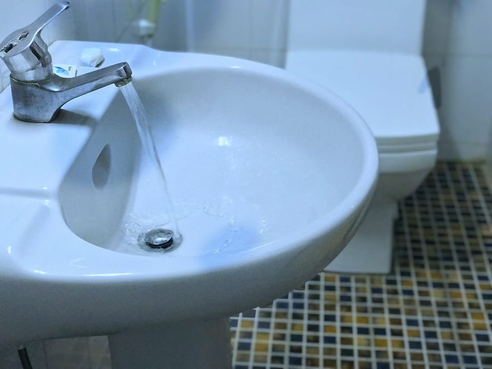Shower, free toiletries, towels