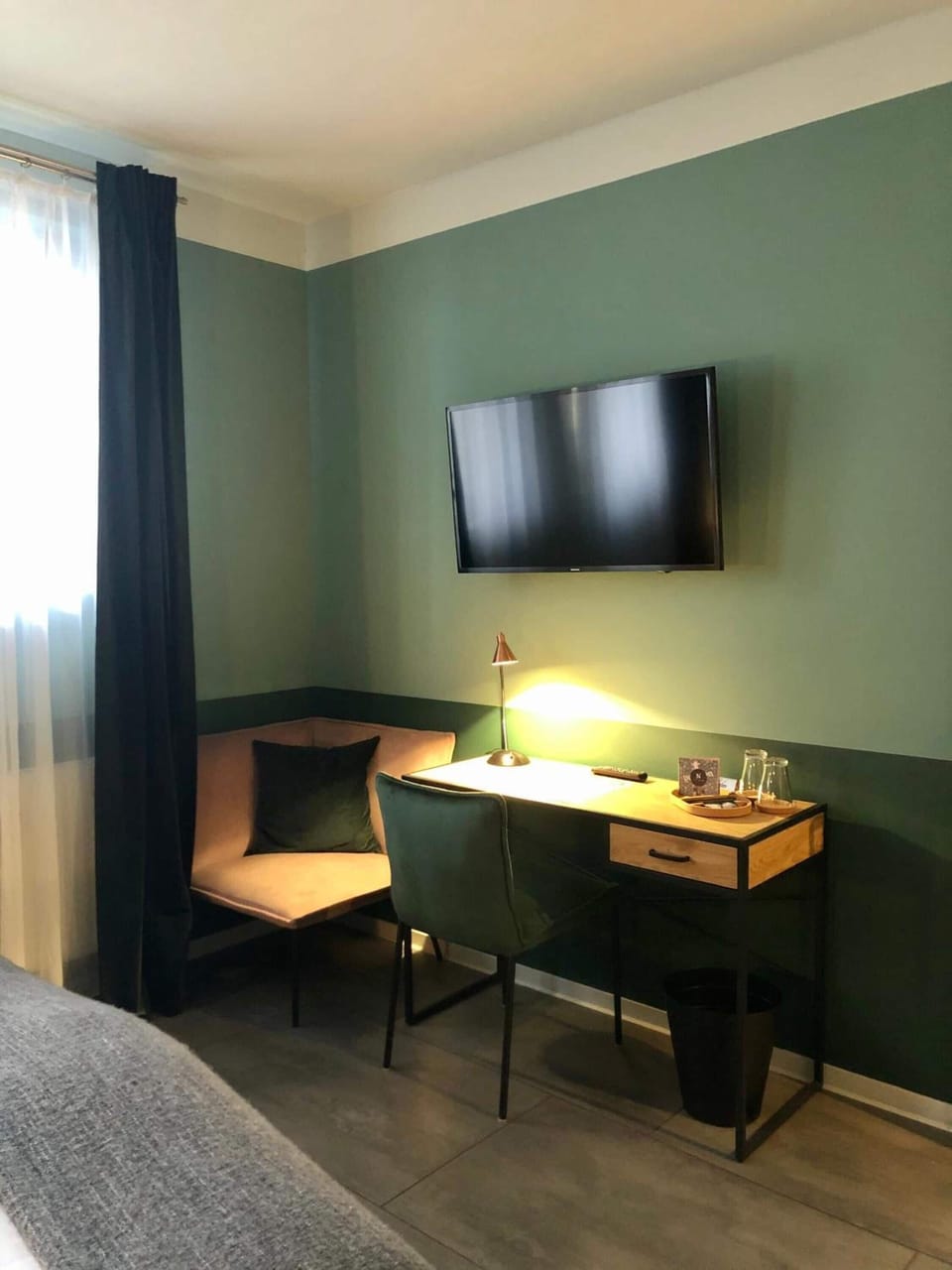 Desk, soundproofing, cribs/infant beds, free WiFi