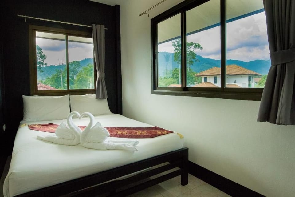 Minibar, desk, WiFi (free), bed sheets