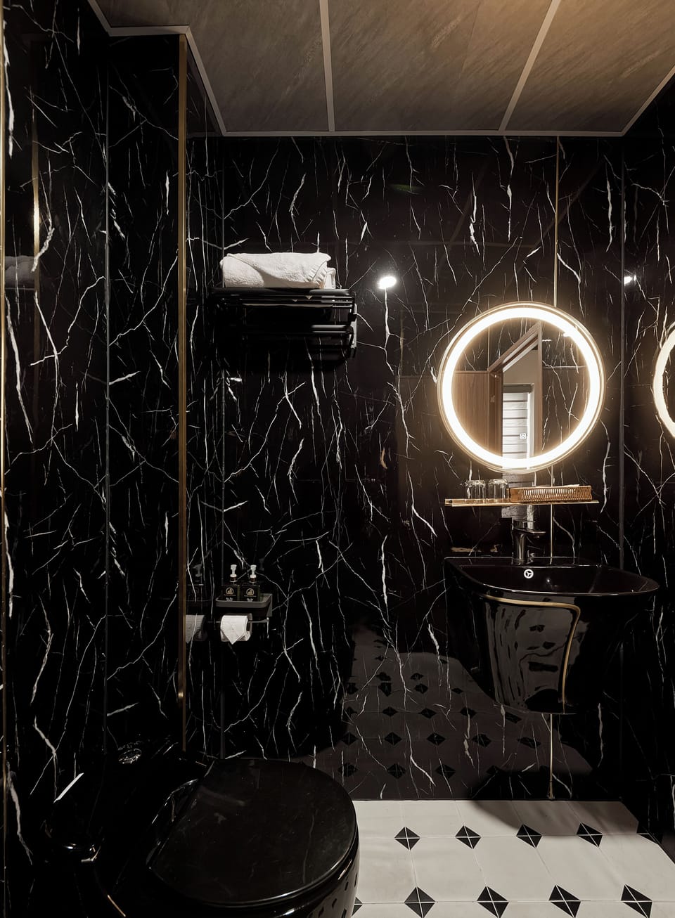 Deluxe Double Room | Bathroom | Free toiletries, hair dryer, slippers, towels