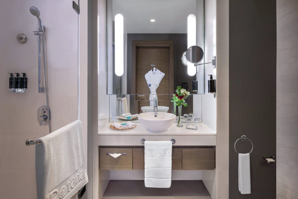 Shower, rainfall showerhead, free toiletries, hair dryer
