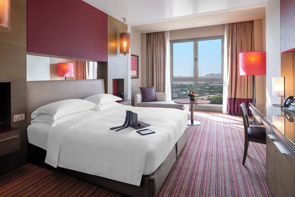 Room, 1 King Bed, Garden View | Down comforters, minibar, in-room safe, desk