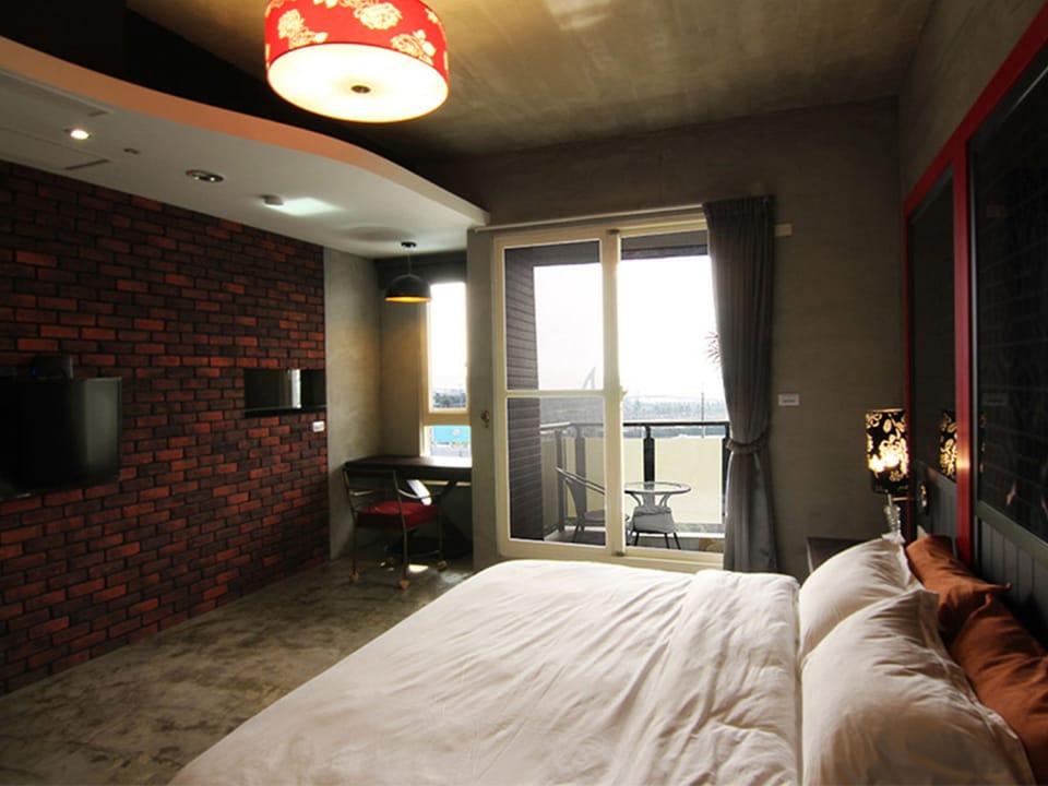 Comfort Double Room, 1 Queen Bed, Non Smoking | Down comforters, individually decorated, individually furnished, desk