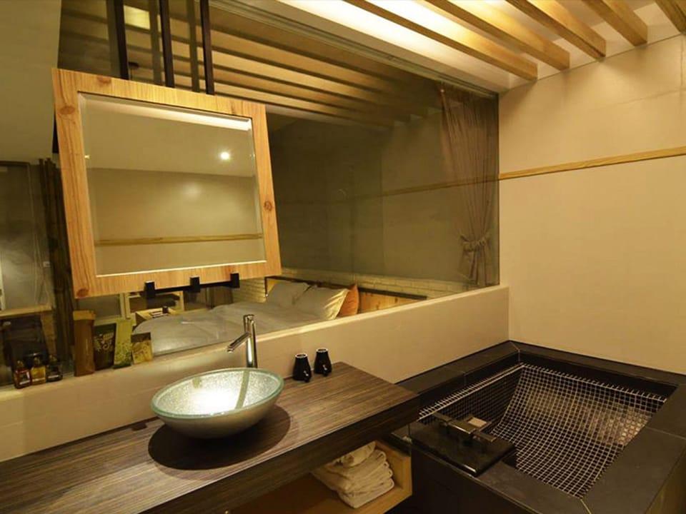 Gallery Double Room, 1 Queen Bed, Non Smoking | Deep soaking bathtub
