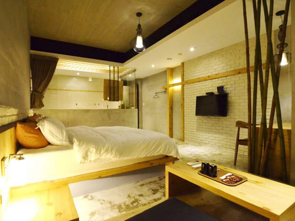 Gallery Double Room, 1 Queen Bed, Non Smoking | Down comforters, individually decorated, individually furnished, desk