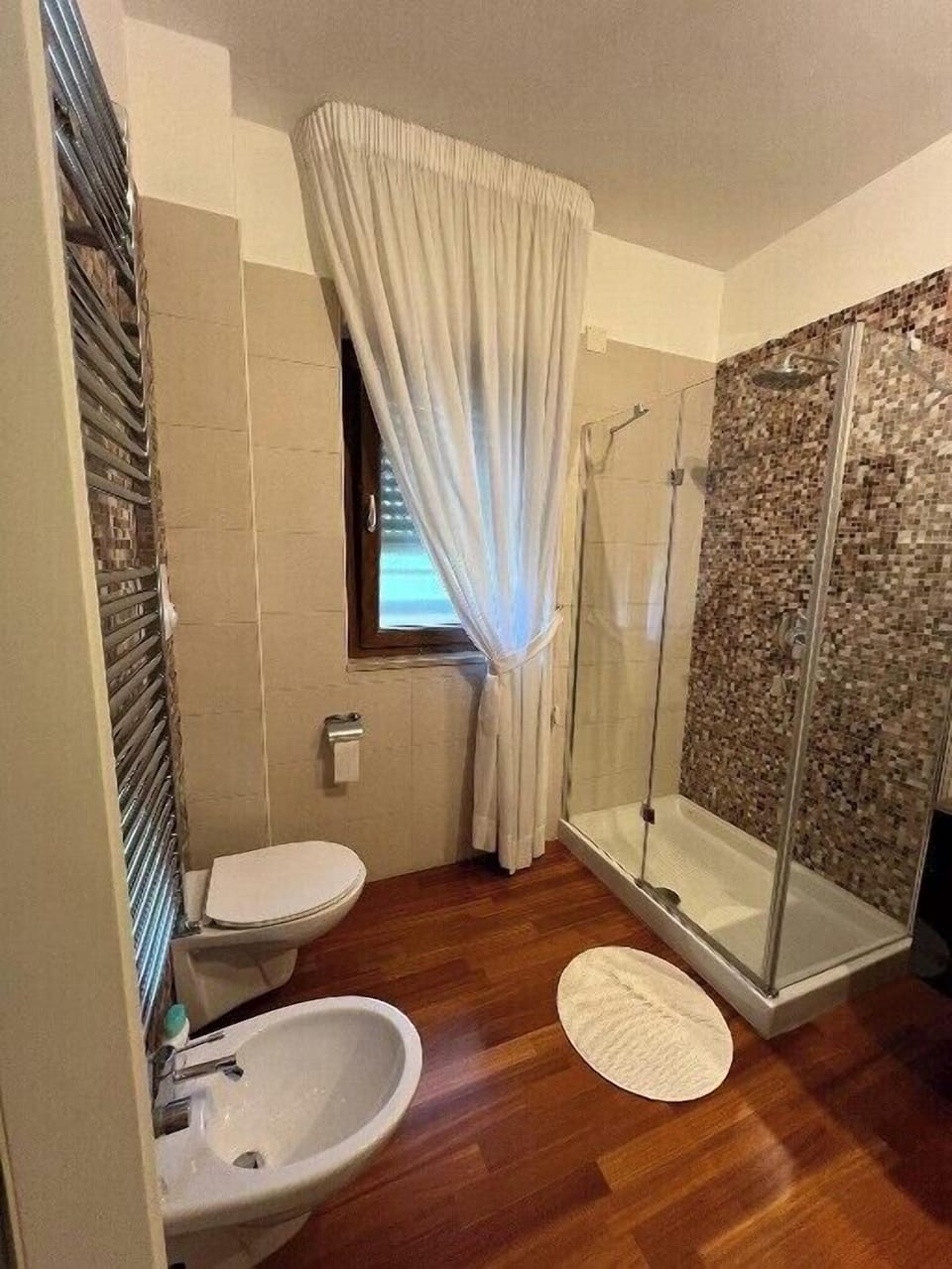 Deluxe Double Room | Bathroom | Shower, hydromassage showerhead, free toiletries, hair dryer