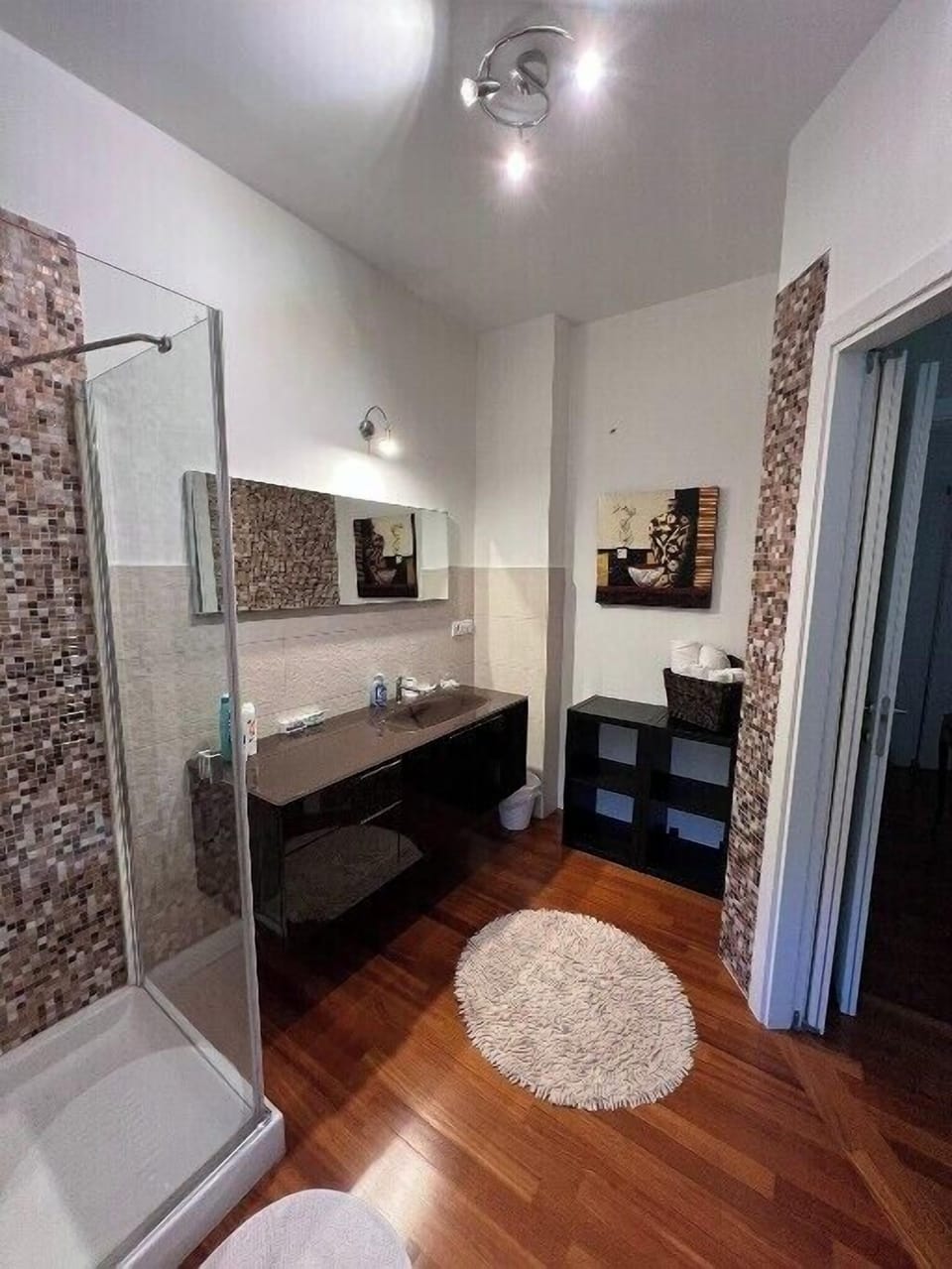 Deluxe Double Room | Bathroom | Shower, hydromassage showerhead, free toiletries, hair dryer