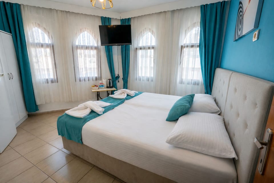 Premium bedding, in-room safe, desk, laptop workspace
