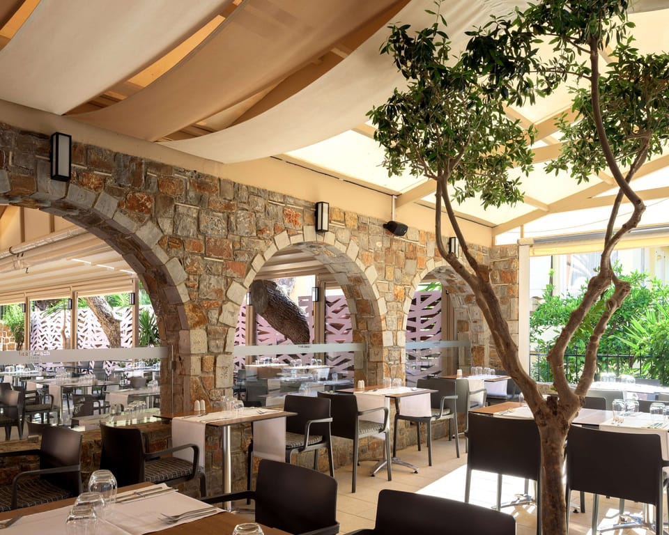 2 restaurants; breakfast, lunch, and dinner served