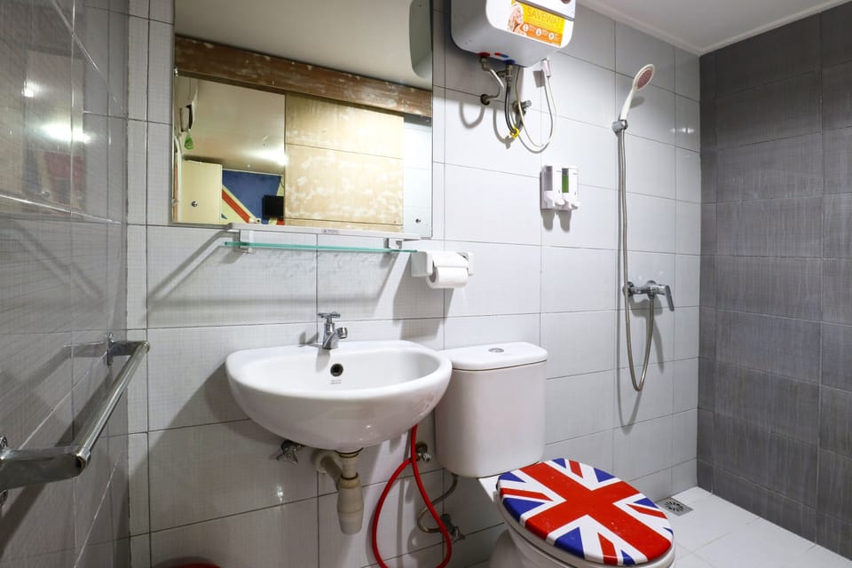 Triple Room | Bathroom | Shower, towels