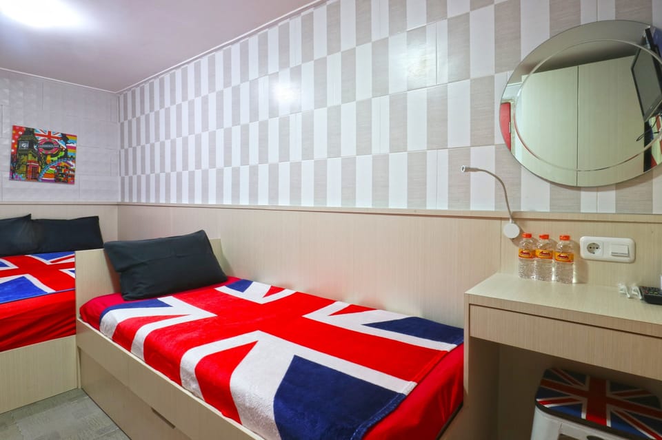 Triple Room | Desk, laptop workspace, blackout drapes, free WiFi