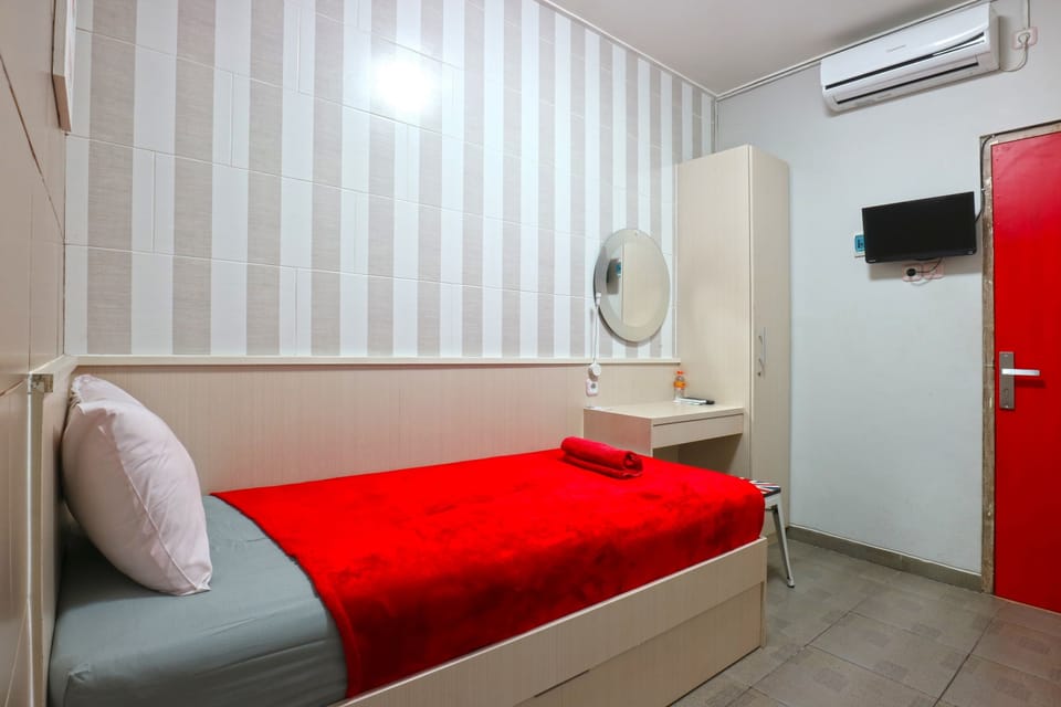 Single Room | Desk, laptop workspace, blackout drapes, free WiFi