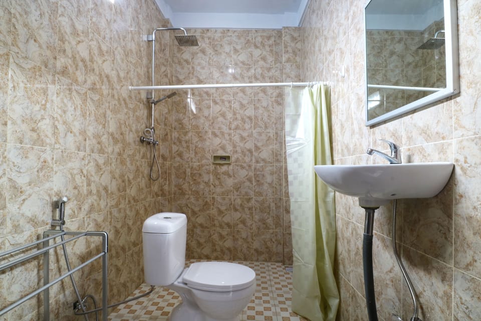 Superior Twin Room | Bathroom | Shower, towels