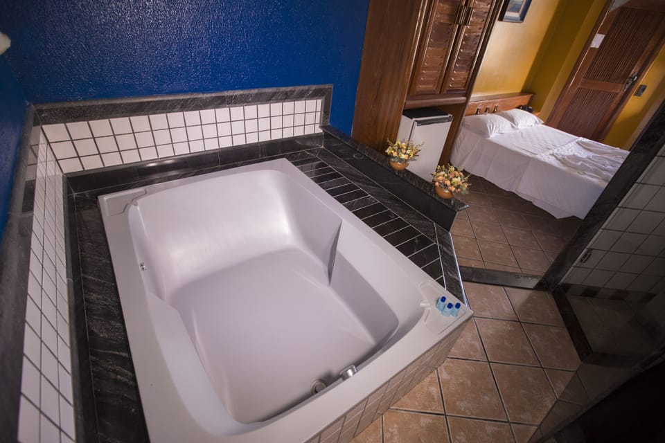 Suite Super Luxo | Minibar, desk, blackout drapes, free WiFi