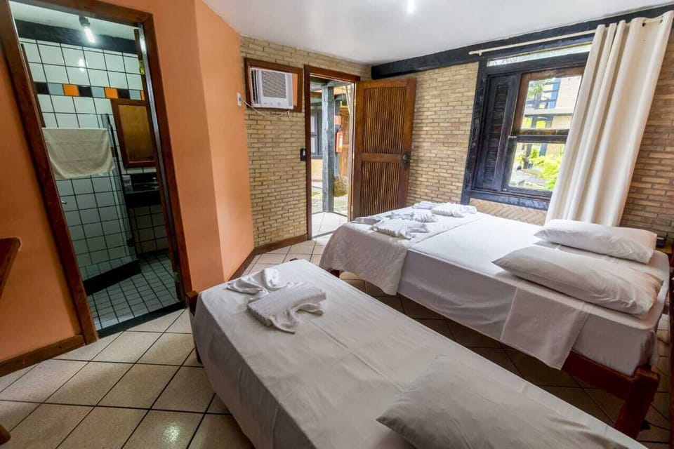 Suite Luxo | Minibar, desk, blackout drapes, free WiFi
