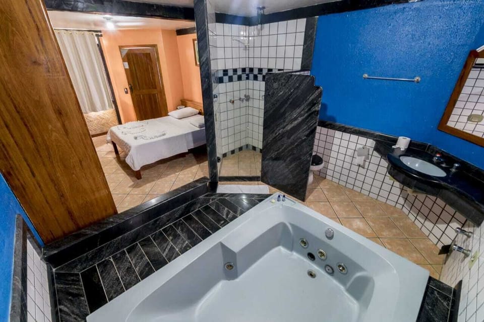 Suite Super Luxo | Minibar, desk, blackout drapes, free WiFi