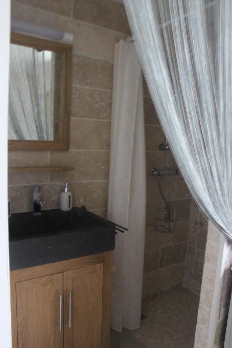 Shower, free toiletries