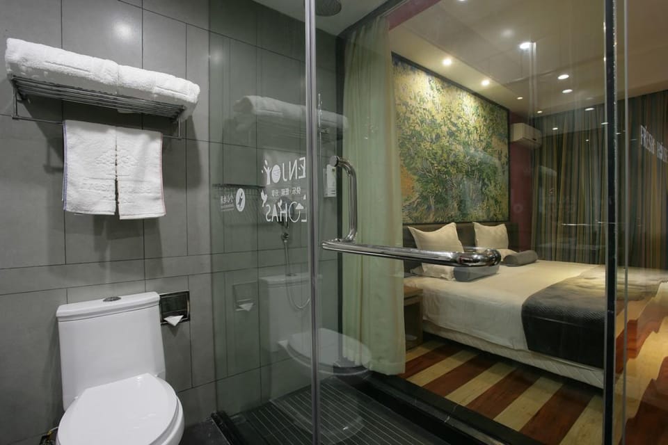 Business Double Room | Bathroom | Shower, free toiletries, hair dryer, slippers