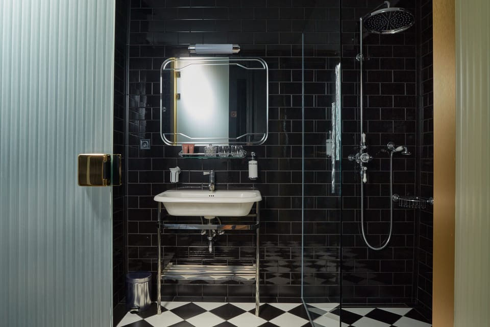 Shower, rainfall showerhead, free toiletries, hair dryer