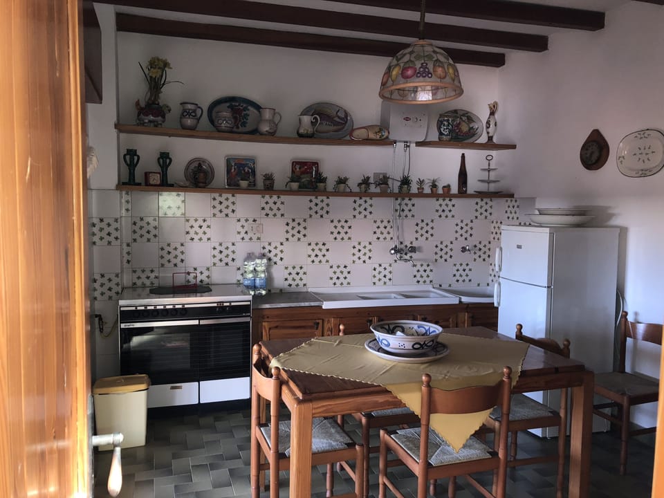 Double Room | Private kitchen | Cookware/dishes/utensils