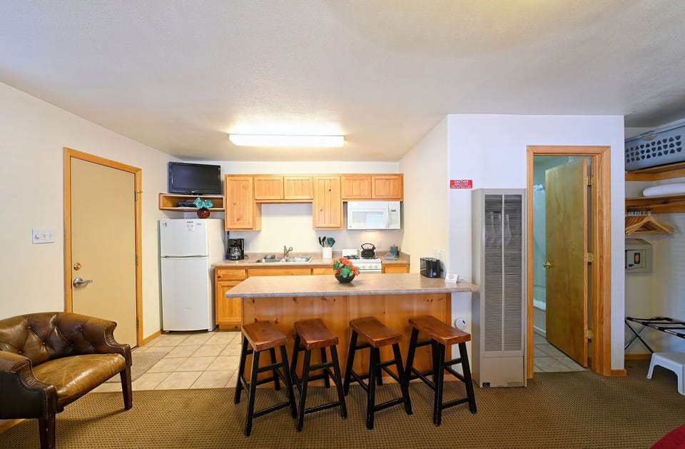 Basic Studio, 2 Queen Beds, Mountain View | Private kitchen | Coffee/tea maker, full-size fridge, microwave, oven