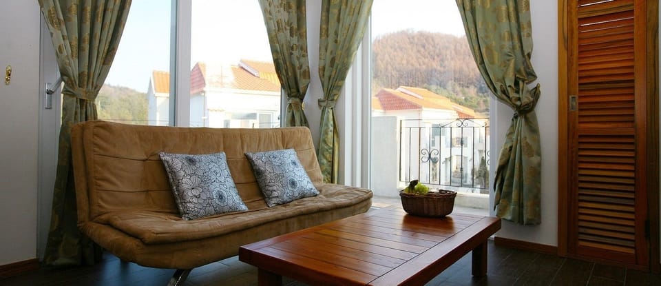 Family Room | Living room | Flat-screen TV