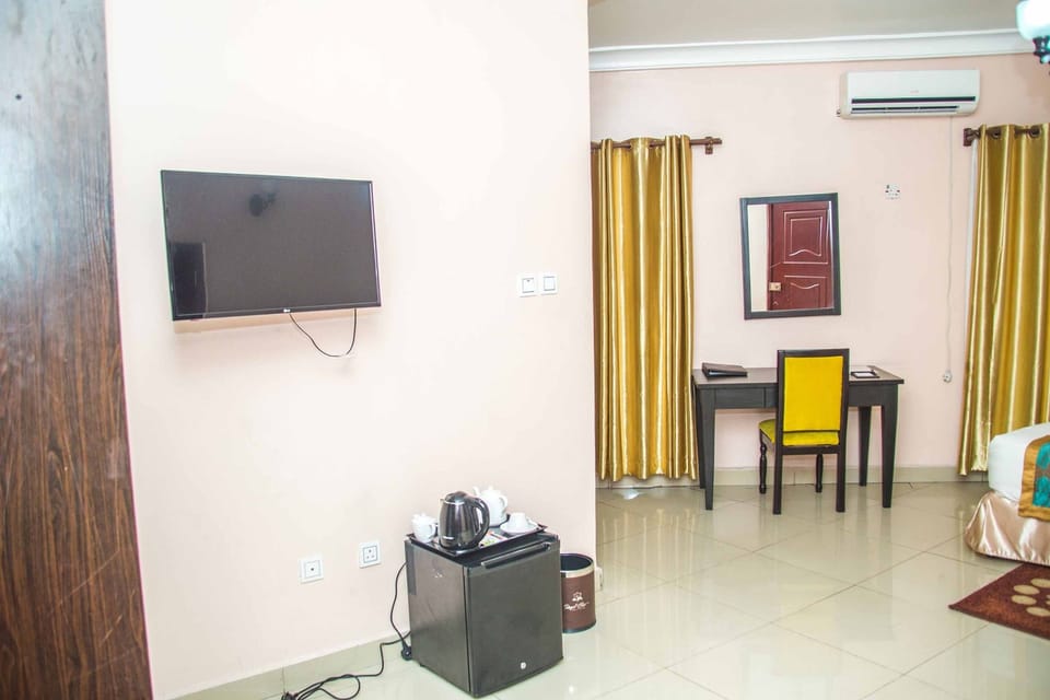 Deluxe Room, 1 King Bed | In-room safe, free WiFi, bed sheets
