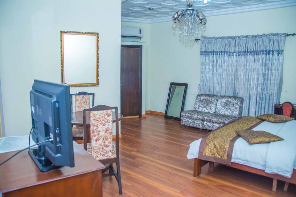 Executive Suite, 1 Double Bed | Premium bedding, in-room safe, free WiFi, wheelchair access