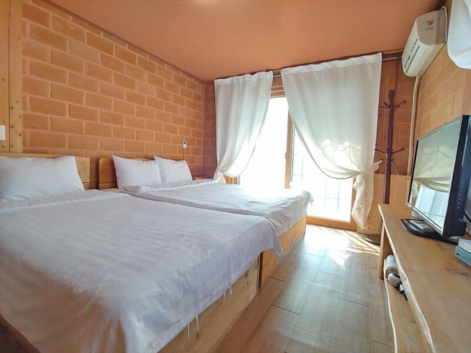 Family Double or Twin Room, 2 Bedrooms, Mountain View (25PY) | Iron/ironing board, free WiFi