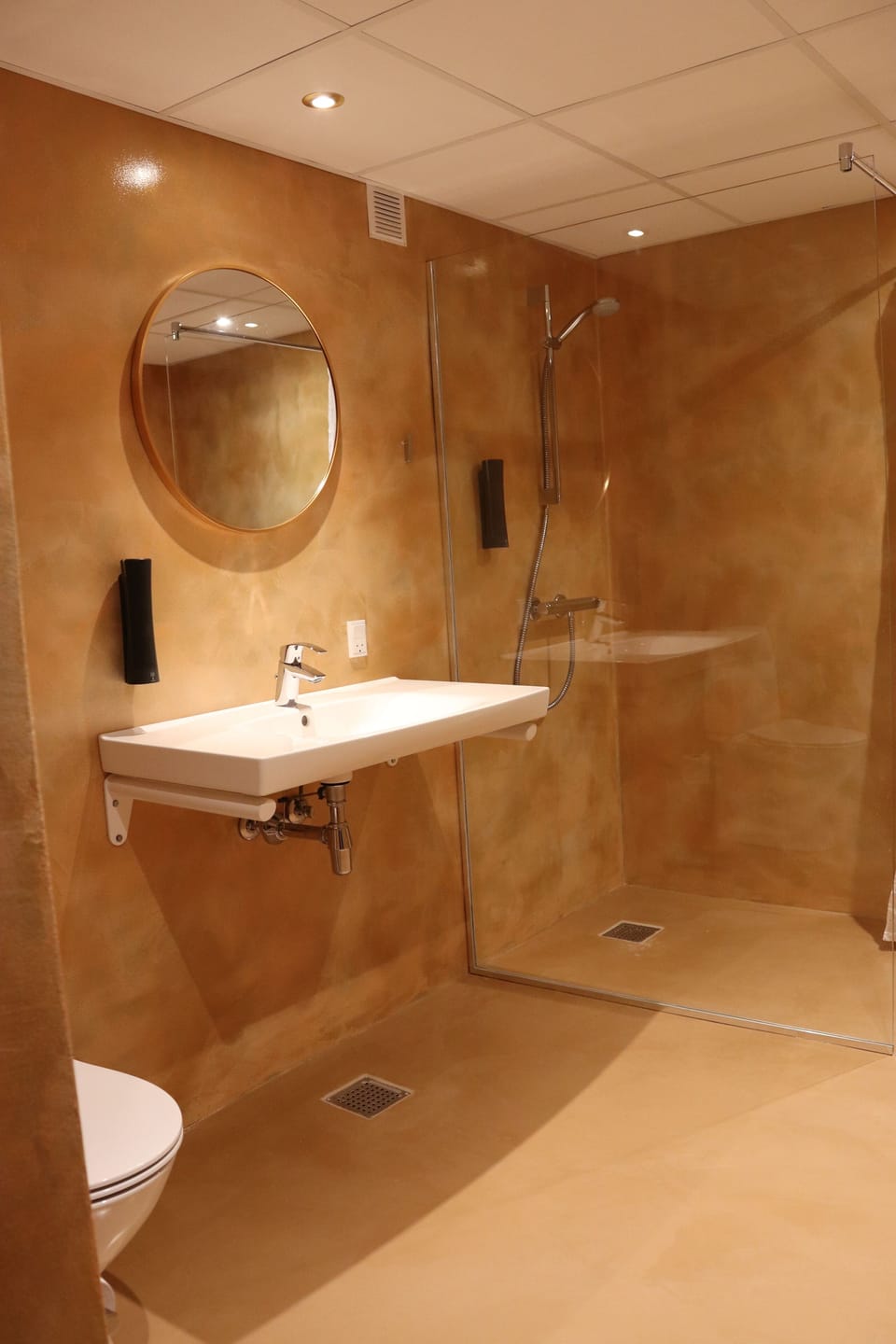 Standard Double Room | Bathroom | Shower, hair dryer, towels