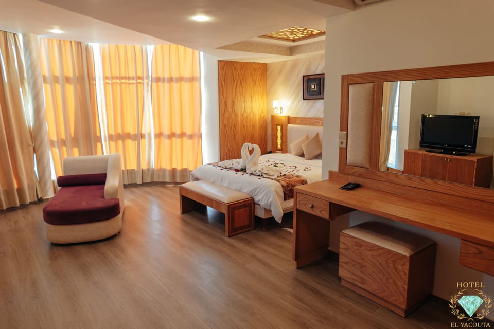 Egyptian cotton sheets, premium bedding, minibar, desk