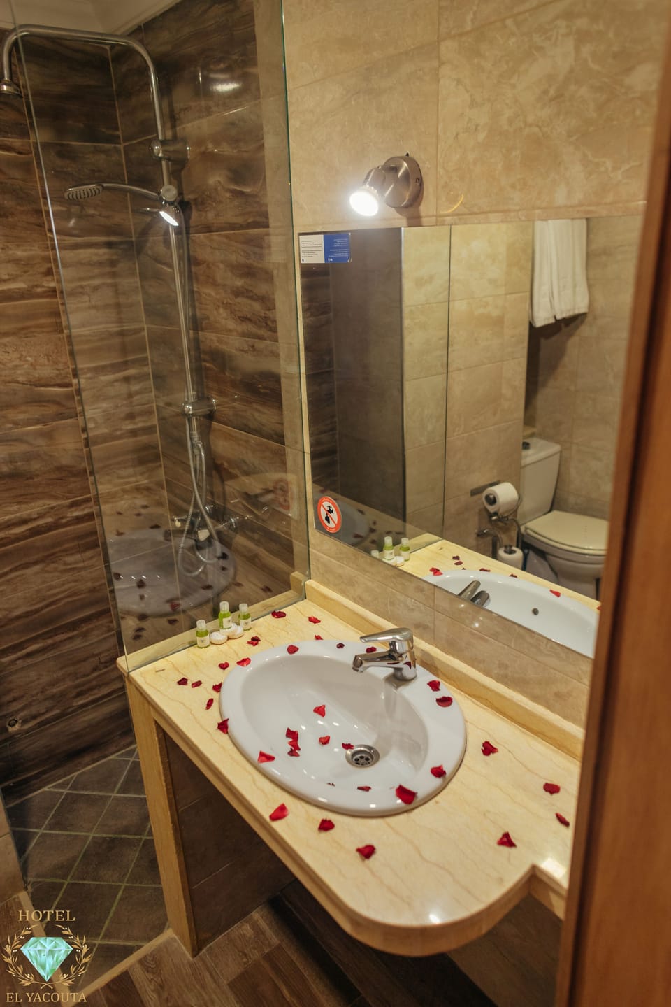 Shower, rainfall showerhead, free toiletries, hair dryer