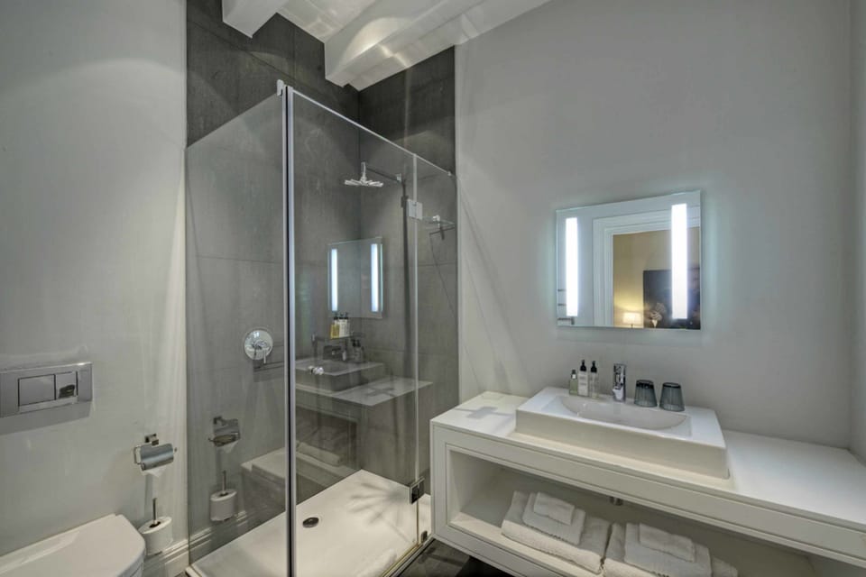 Luxury Room, Pool View | Bathroom | Rainfall showerhead, free toiletries, hair dryer, bathrobes