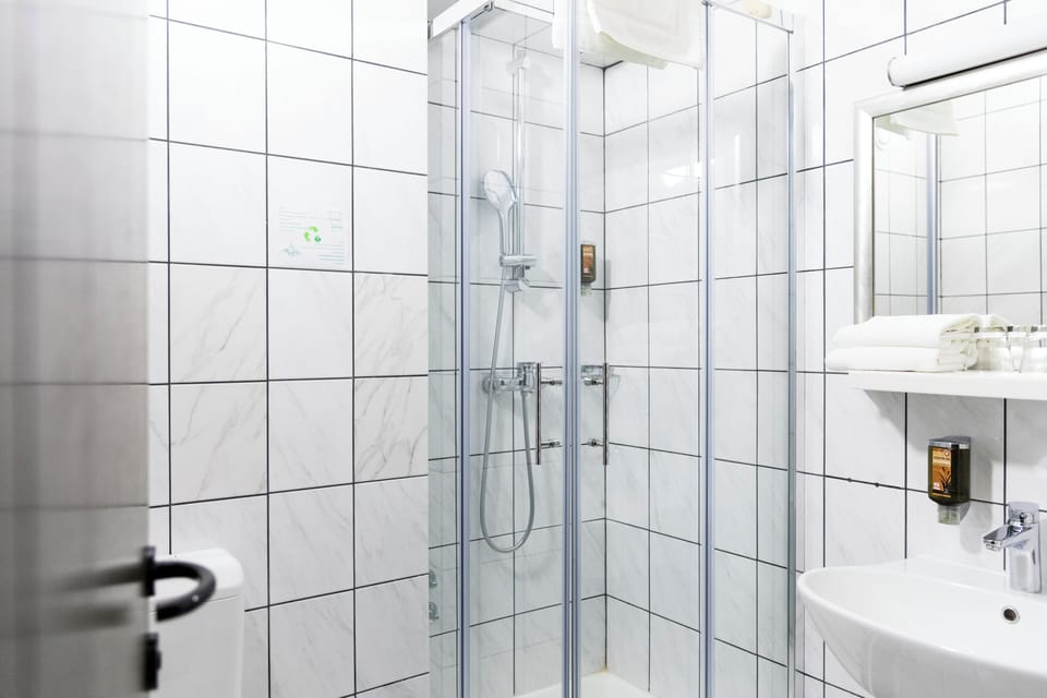 Triple Room | Bathroom | Hair dryer, towels