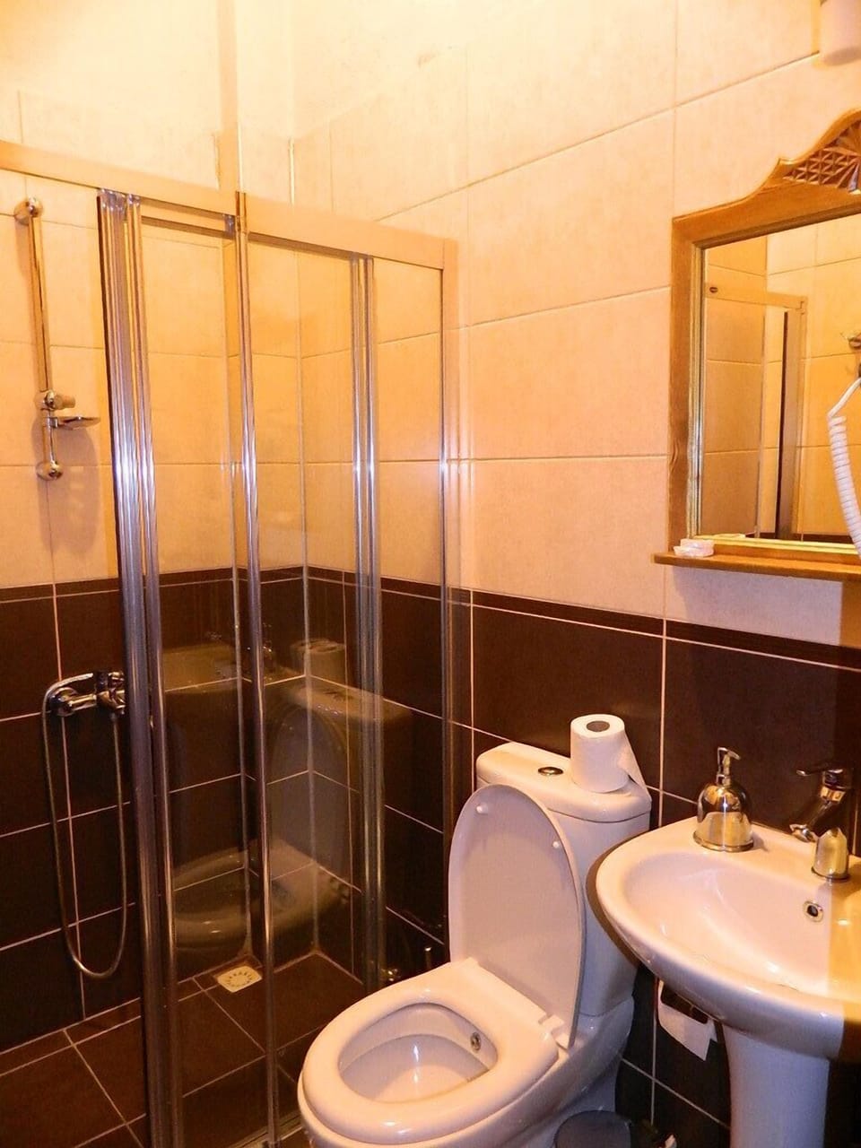 Comfort Suite | Bathroom | Shower, free toiletries, hair dryer, slippers