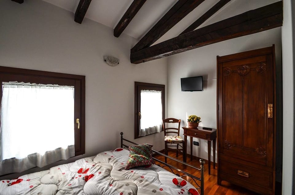 Double or Twin Room | Desk, free WiFi, bed sheets