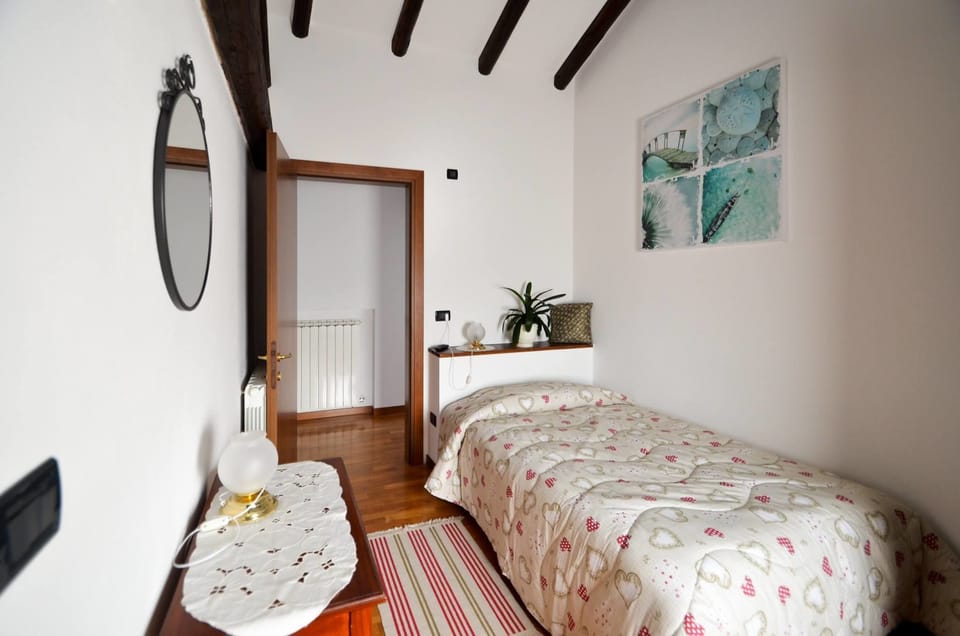 Single Room | Desk, free WiFi, bed sheets