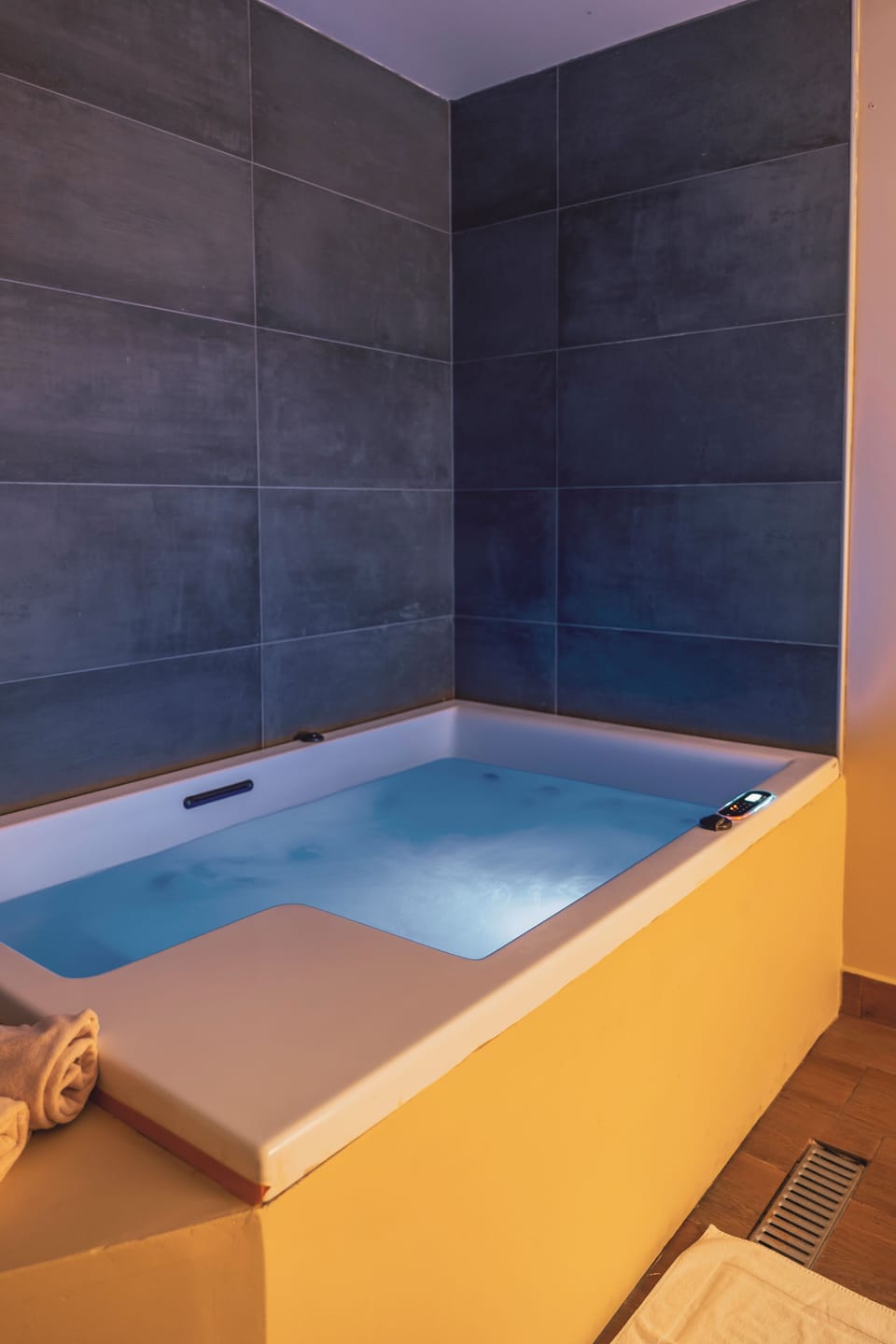 Couples treatment rooms, sauna, hot tub, body treatments, aromatherapy