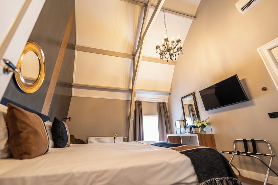 Suite | Hypo-allergenic bedding, minibar, in-room safe, desk