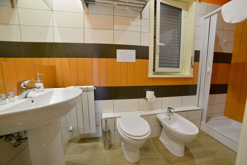 Shower, rainfall showerhead, free toiletries, hair dryer