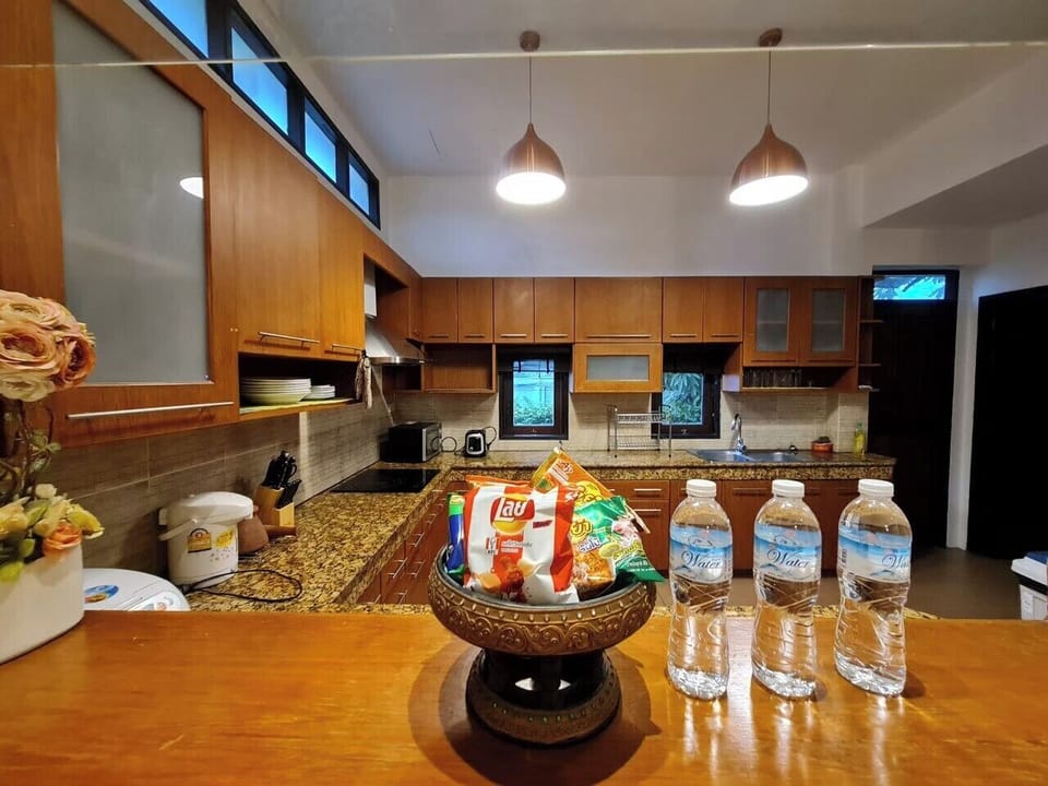 Full-size fridge, microwave, stovetop, electric kettle