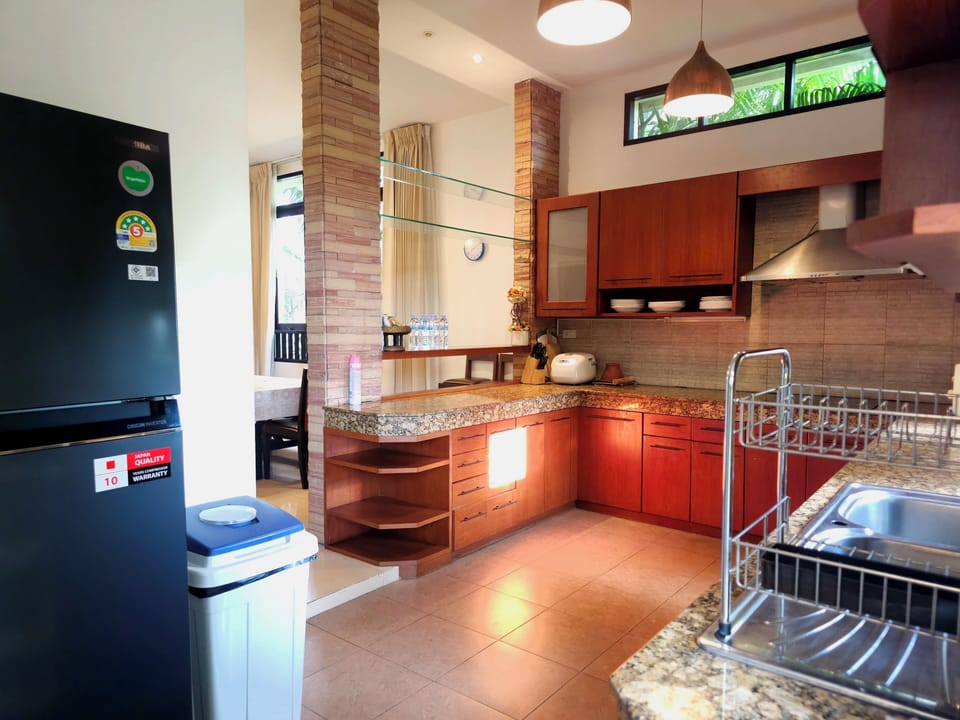 Full-size fridge, microwave, stovetop, electric kettle