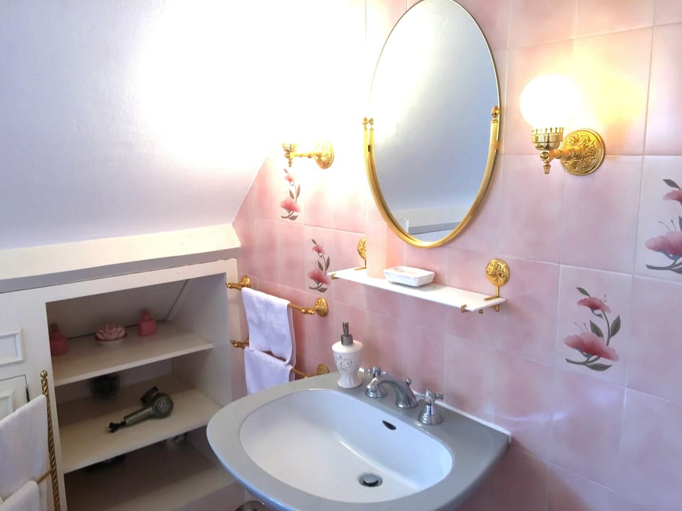Comfort Double Room, Garden View | Bathroom sink