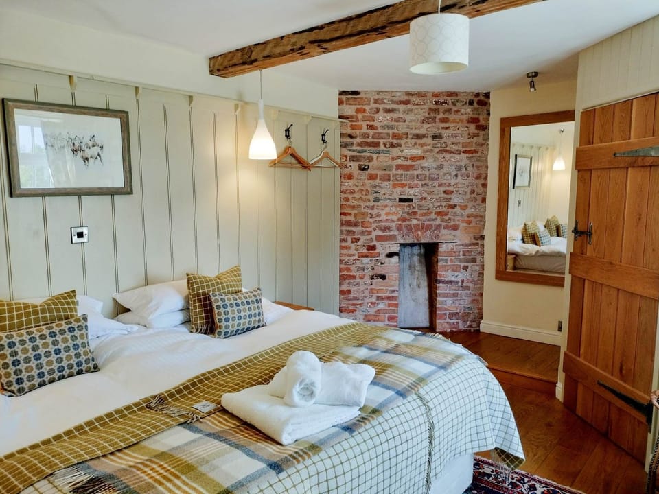 Double Room | Hypo-allergenic bedding, iron/ironing board, free WiFi, bed sheets