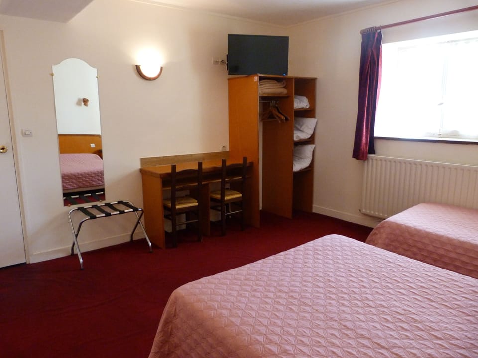 Triple Room, Bathtub | Individually decorated, individually furnished, blackout drapes