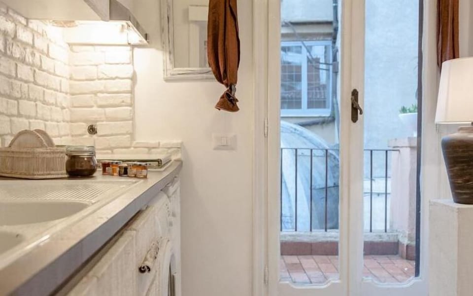 Duplex | Private kitchen | Fridge, stovetop, espresso maker, coffee/tea maker