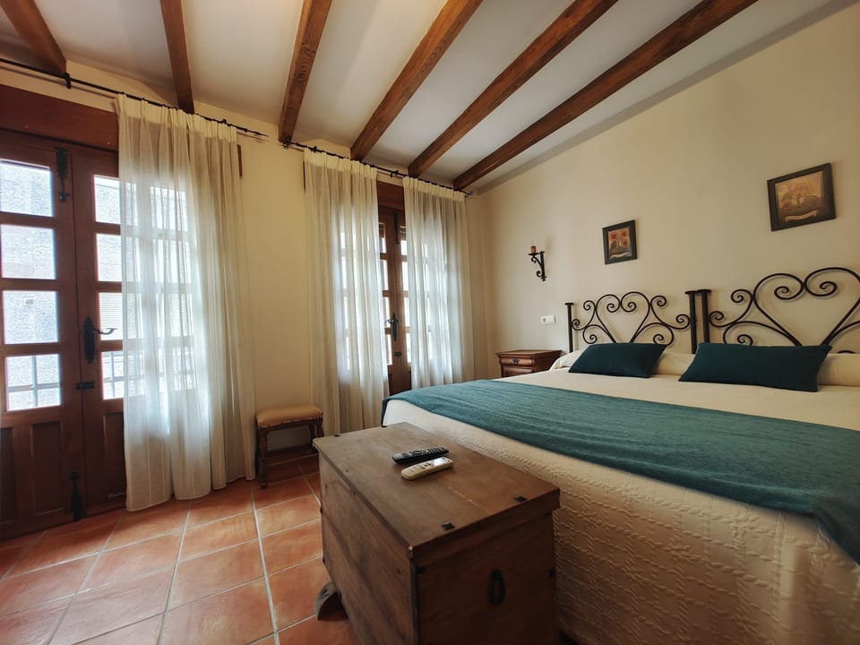 Superior Double Room | In-room safe, desk, free WiFi, bed sheets