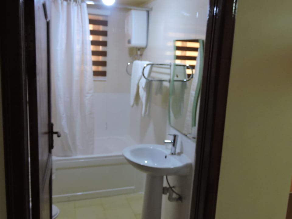 Standard Room | Bathroom | Combined shower/tub, jetted tub, rainfall showerhead, free toiletries
