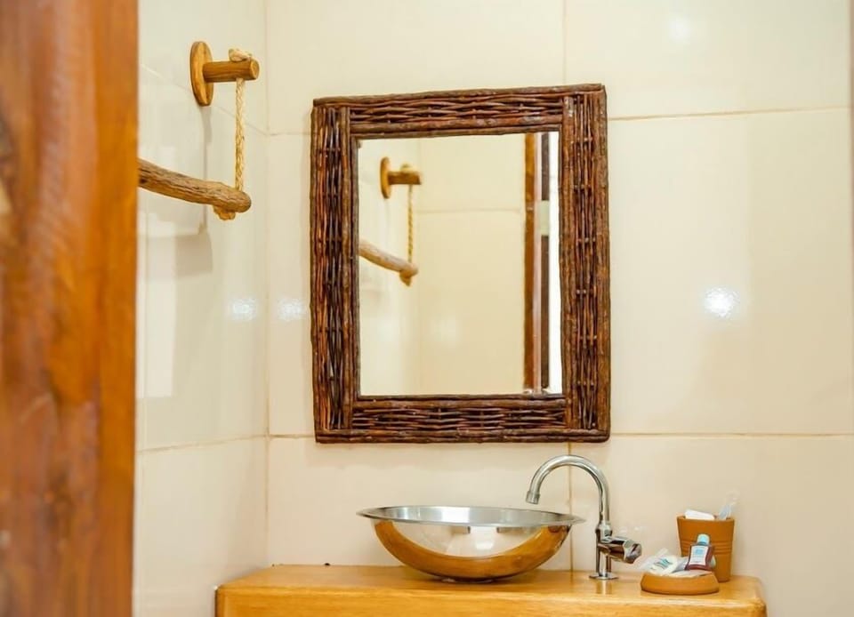 Economy Double Room | Bathroom | Shower, towels