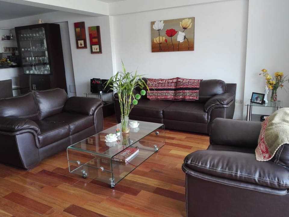 Family House, 2 Bedrooms, Non Smoking, Private Bathroom | Living area | Flat-screen TV